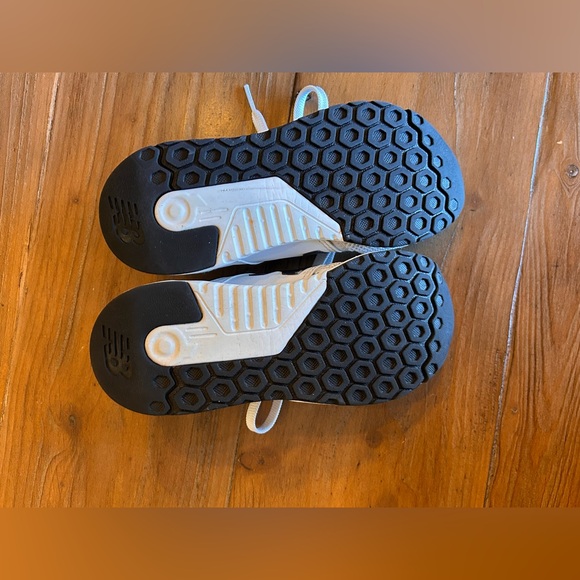 Youth New Balance running shoes - Picture 7 of 7